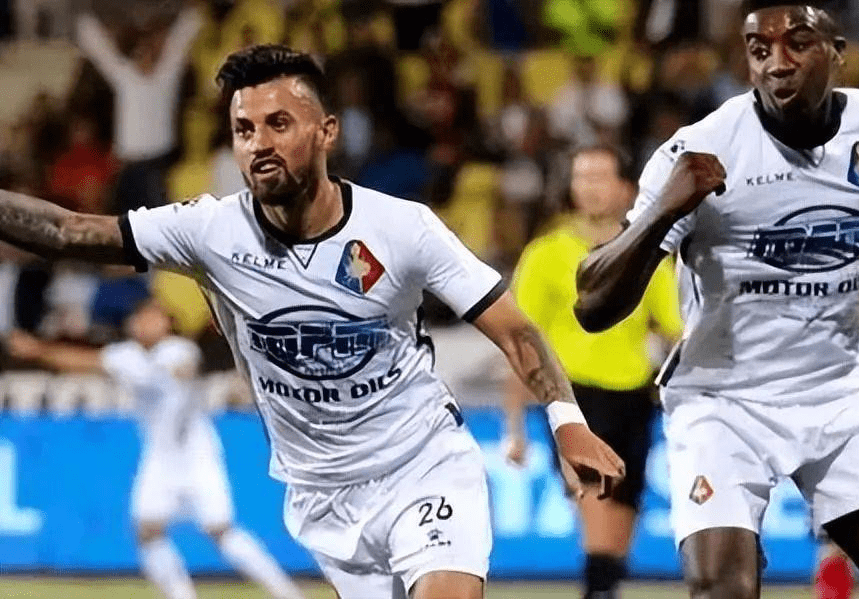 前场球员间 前场球员间